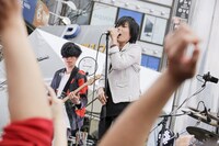 flumpoolミニライブの様子。（Photo by Hajime Kamiiisaka）