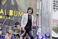 flumpoolミニライブの様子。（Photo by Hajime Kamiiisaka）