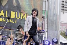 flumpoolミニライブの様子。（Photo by Hajime Kamiiisaka）