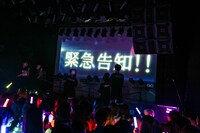 3rdワンマン開催のサプライズ発表の様子。（撮影：笹森健一）