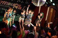 「ップアップガールズ（仮）全国47都道府県ツアー2015-2016 ～RUN! アプガ RUN! ダッシュ 沖縄ファイナル決戦～」の様子。
