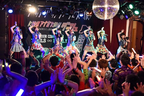 「ップアップガールズ（仮）全国47都道府県ツアー2015-2016 ～RUN! アプガ RUN! ダッシュ 沖縄ファイナル決戦～」の様子。