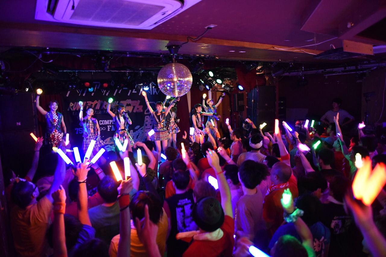 「ップアップガールズ（仮）全国47都道府県ツアー2015-2016 ～RUN! アプガ RUN! ダッシュ 沖縄ファイナル決戦～」の様子。