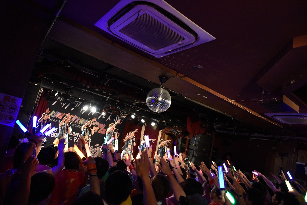 「ップアップガールズ（仮）全国47都道府県ツアー2015-2016 ～RUN! アプガ RUN! ダッシュ 沖縄ファイナル決戦～」の様子。