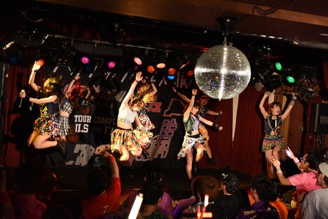 「ップアップガールズ（仮）全国47都道府県ツアー2015-2016 ～RUN! アプガ RUN! ダッシュ 沖縄ファイナル決戦～」の様子。