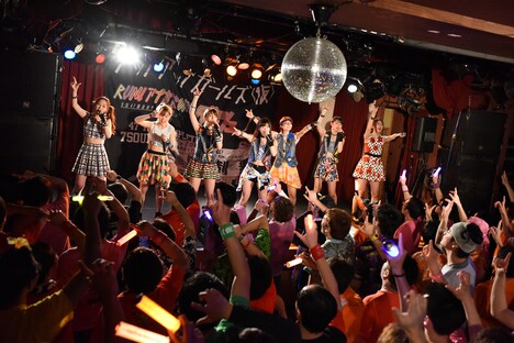 「ップアップガールズ（仮）全国47都道府県ツアー2015-2016 ～RUN! アプガ RUN! ダッシュ 沖縄ファイナル決戦～」の様子。