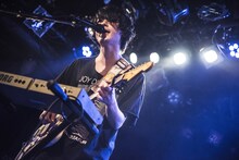 越雲龍馬（Vo, G, Syn）（Photo by Daisuke Miyashita）