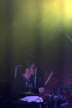 庄村聡泰（Dr）（Photo by Abbey Raymonde）