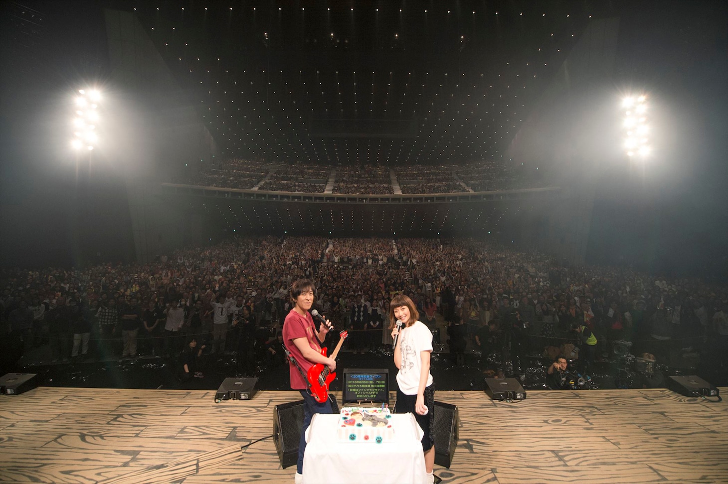 「住宅情報館 presents Every Little Thing 20th Anniversary Best Hit Tour 2015-2016～Tabitabi～」東京公演の様子。左から伊藤一朗（G）、持田香織（Vo）。