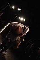 尻を出す庵原将平。（Vo, B / SHANK）（Photo by SARUYA AYUMI[SARU]）