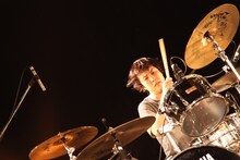 久野洋平（Dr / cinema staff）（Photo by SARUYA AYUMI[SARU]）