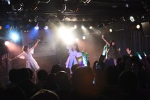 Negiccoと荻野可鈴によるコラボライブの様子。