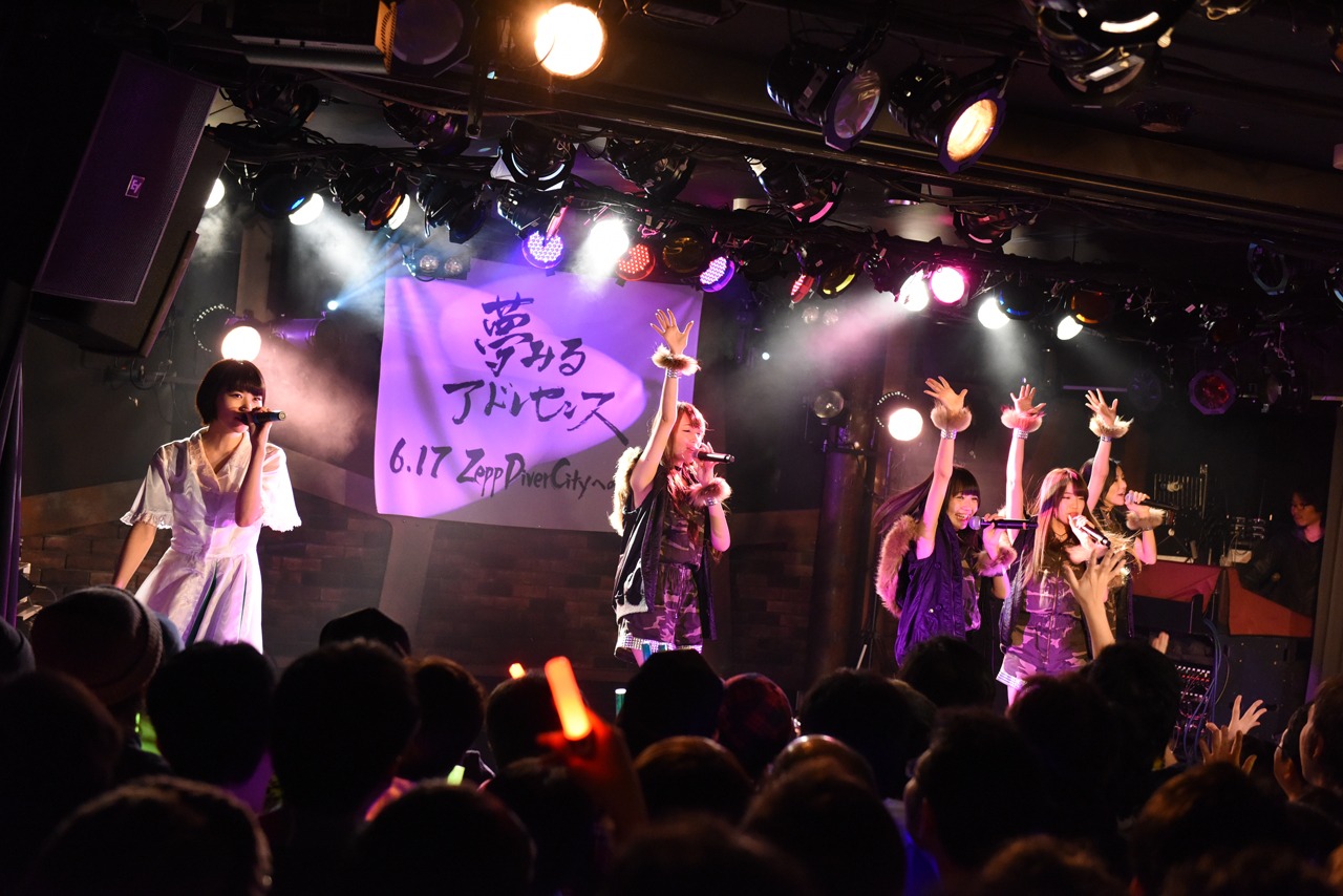 夢みるアドレセンスとMeguによるコラボライブの様子。