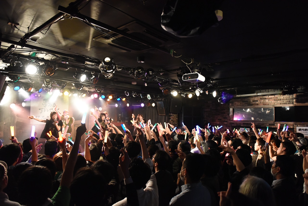 夢みるアドレセンスによるライブの様子。