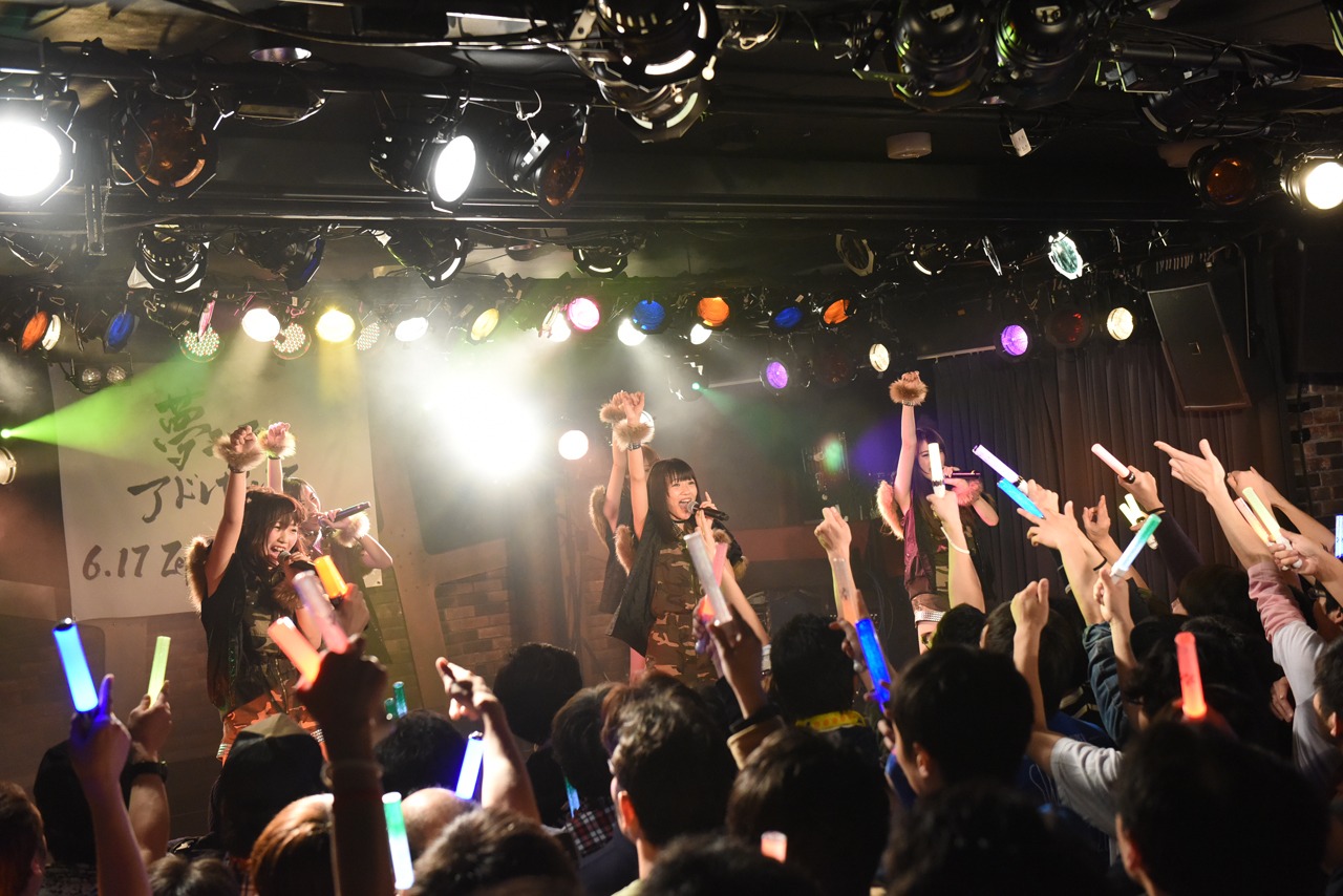 夢みるアドレセンスによるライブの様子。
