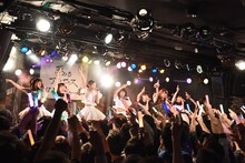 夢みるアドレセンス、Negiccoによるコラボライブの様子。
