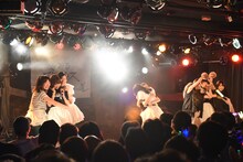 夢みるアドレセンス、Negiccoによるコラボライブの様子。