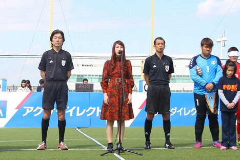 「さいたま市ノーマライゼーションカップ2016」で国家を独唱する松尾レミ（中央）。