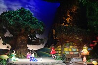 「劇団乙女新党×ハローキティ ミュージカル公演 in サンリオピューロランド ～雨とリボンと乙女とハローキティ～」の様子。