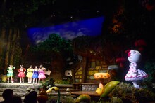 森の中に現れたハローキティに驚く乙女新党。