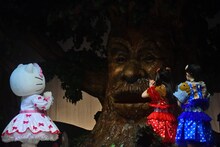 妖精の森の長老にお願いをする乙女新党とハローキティ。