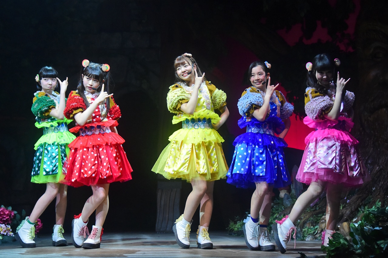 「劇団乙女新党」による公演「劇団乙女新党×ハローキティ ミュージカル公演 in サンリオピューロランド ～雨とリボンと乙女とハローキティ～」の様子。中央が田尻あやめ。
