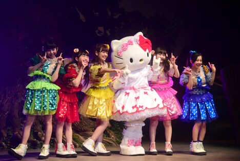 「劇団乙女新党×ハローキティ ミュージカル公演 in サンリオピューロランド ～雨とリボンと乙女とハローキティ～」の様子。