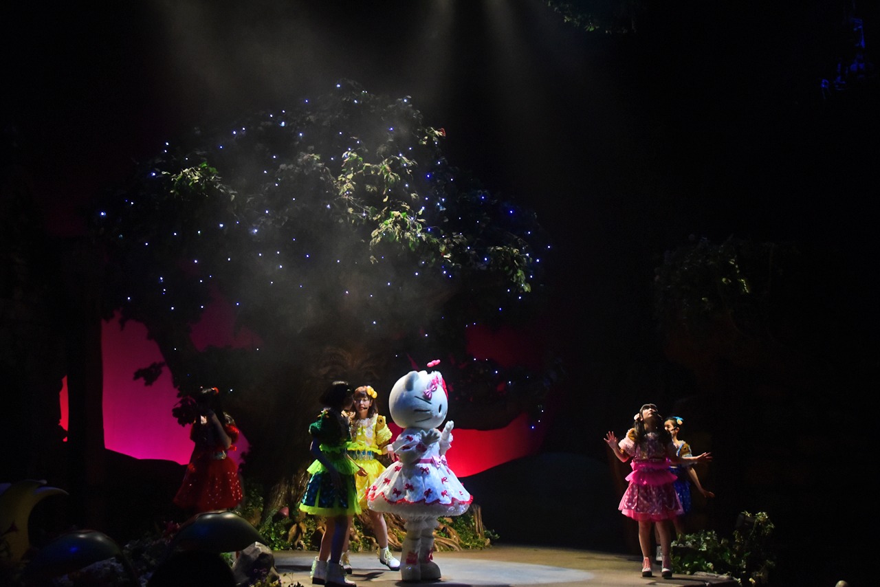「劇団乙女新党×ハローキティ ミュージカル公演 in サンリオピューロランド ～雨とリボンと乙女とハローキティ～」の様子。