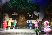 「劇団乙女新党×ハローキティ ミュージカル公演 in サンリオピューロランド ～雨とリボンと乙女とハローキティ～」の様子。