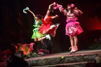 「劇団乙女新党×ハローキティ ミュージカル公演 in サンリオピューロランド ～雨とリボンと乙女とハローキティ～」の様子。