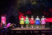 「劇団乙女新党×ハローキティ ミュージカル公演 in サンリオピューロランド ～雨とリボンと乙女とハローキティ～」の様子。