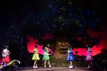 「劇団乙女新党×ハローキティ ミュージカル公演 in サンリオピューロランド ～雨とリボンと乙女とハローキティ～」の様子。