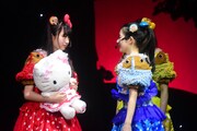 「劇団乙女新党×ハローキティ ミュージカル公演 in サンリオピューロランド ～雨とリボンと乙女とハローキティ～」の様子。