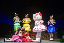 「劇団乙女新党×ハローキティ ミュージカル公演 in サンリオピューロランド ～雨とリボンと乙女とハローキティ～」の様子。