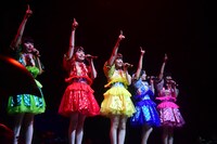「劇団乙女新党×ハローキティ ミュージカル公演 in サンリオピューロランド ～雨とリボンと乙女とハローキティ～」の様子。