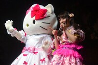 ハローキティ（左）と高橋優里花。