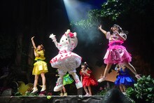 「劇団乙女新党×ハローキティ ミュージカル公演 in サンリオピューロランド ～雨とリボンと乙女とハローキティ～」の様子。