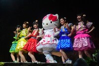 「劇団乙女新党×ハローキティ ミュージカル公演 in サンリオピューロランド ～雨とリボンと乙女とハローキティ～」の様子。