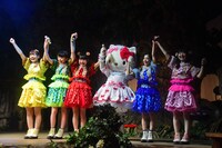 「劇団乙女新党×ハローキティ ミュージカル公演 in サンリオピューロランド ～雨とリボンと乙女とハローキティ～」の様子。