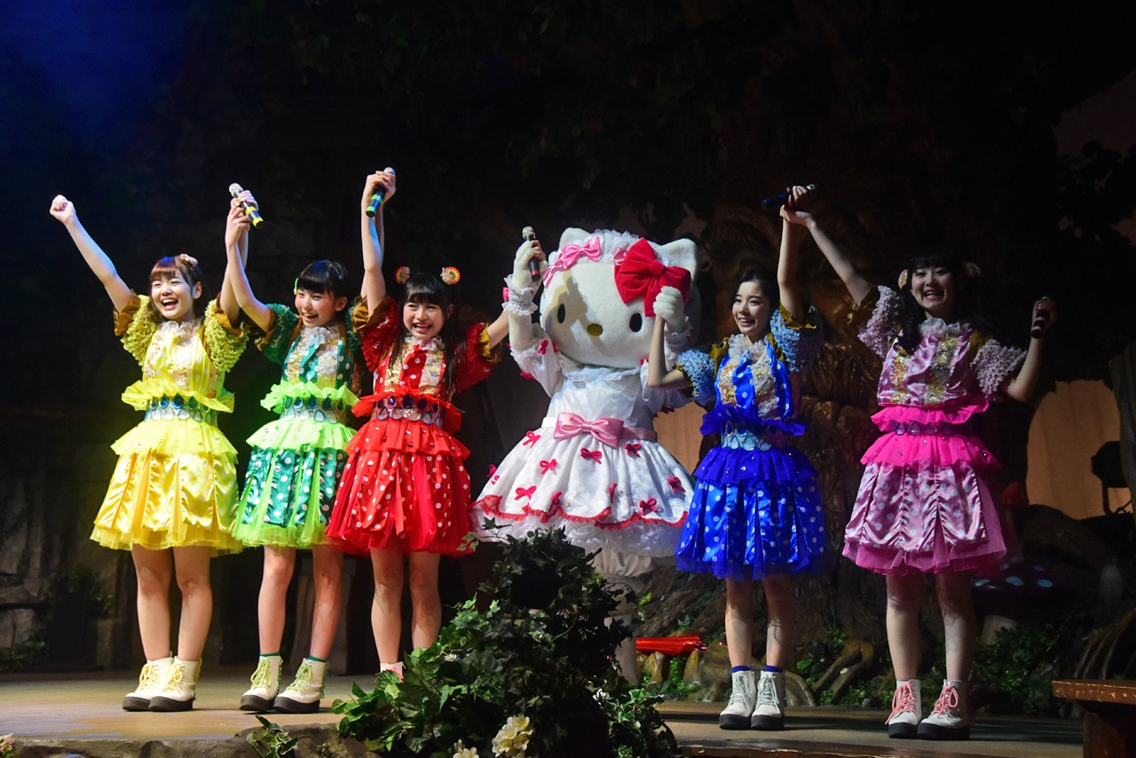 「劇団乙女新党×ハローキティ ミュージカル公演 in サンリオピューロランド ～雨とリボンと乙女とハローキティ～」の様子。