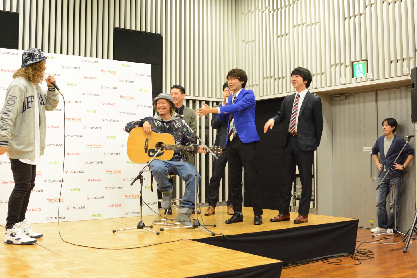 会見中の様子。