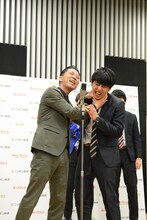 漫才を披露するニューヨーク。