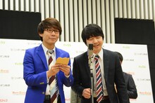 漫才を披露する三四郎。