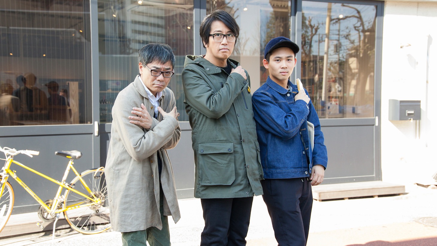 左からいとうせいこう、岡村靖幸、オカモトレイジ（OKAMOTO'S）。