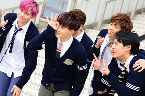 収録に臨む超特急。