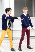 ウォーミングアップをするユースケとユーキ。