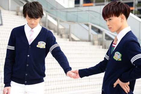 手をつなぐタカシとタクヤ。