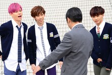 団長先生（手前）と話す（左から）カイ、リョウガ、タクヤ。