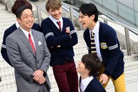 団長先生（左）と笑い合う（奥から）ユーキ、ユースケ、タカシ。