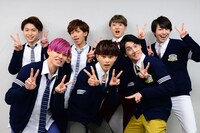 団長先生のピースサインを決める超特急。